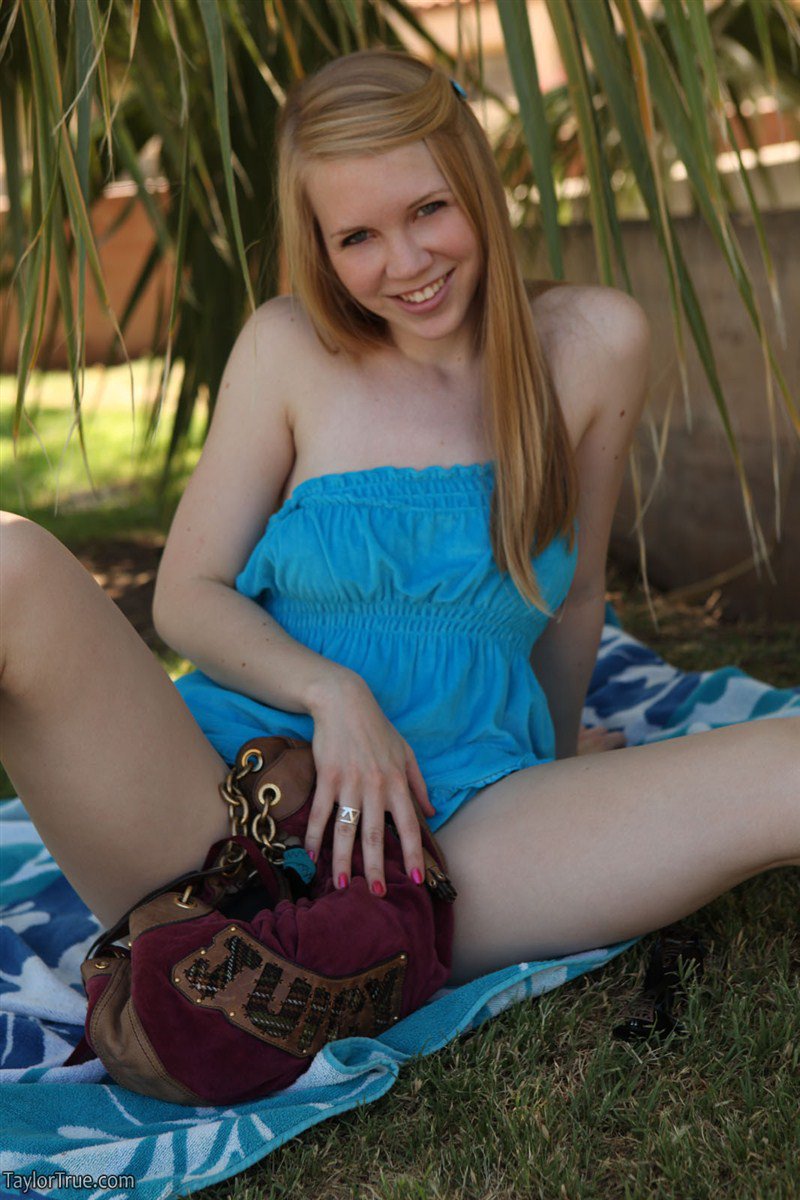 Хорошенькая блондинка Taylor True идет в парк и показывает свое белье на одеяле