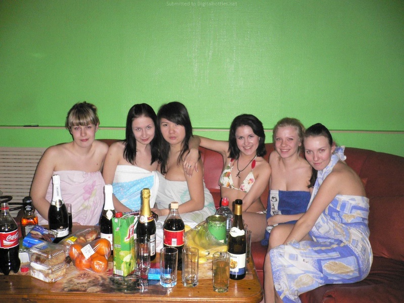 Худощавая модель с темными волосами фотографируется в парилке вместе с разведенными подругами