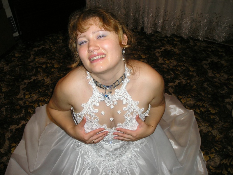 Полная девка в свадебном платье заглатывает хуй