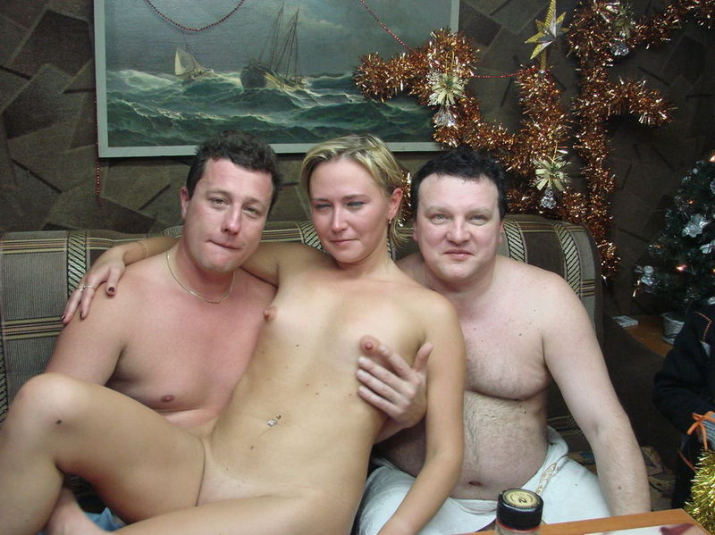 Русские сучки зажигают с чужими супругами у себя в квартире и в парилке
