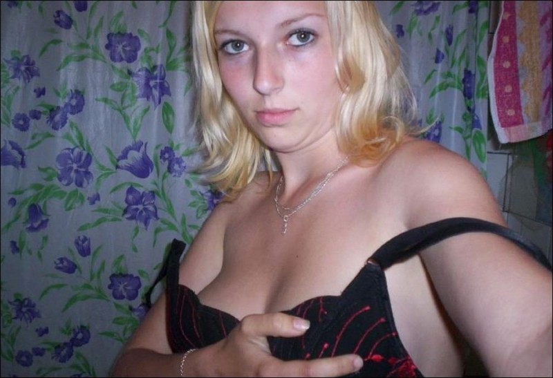 Русская светловолосая девушка с огромными грудями делает нагие селфи