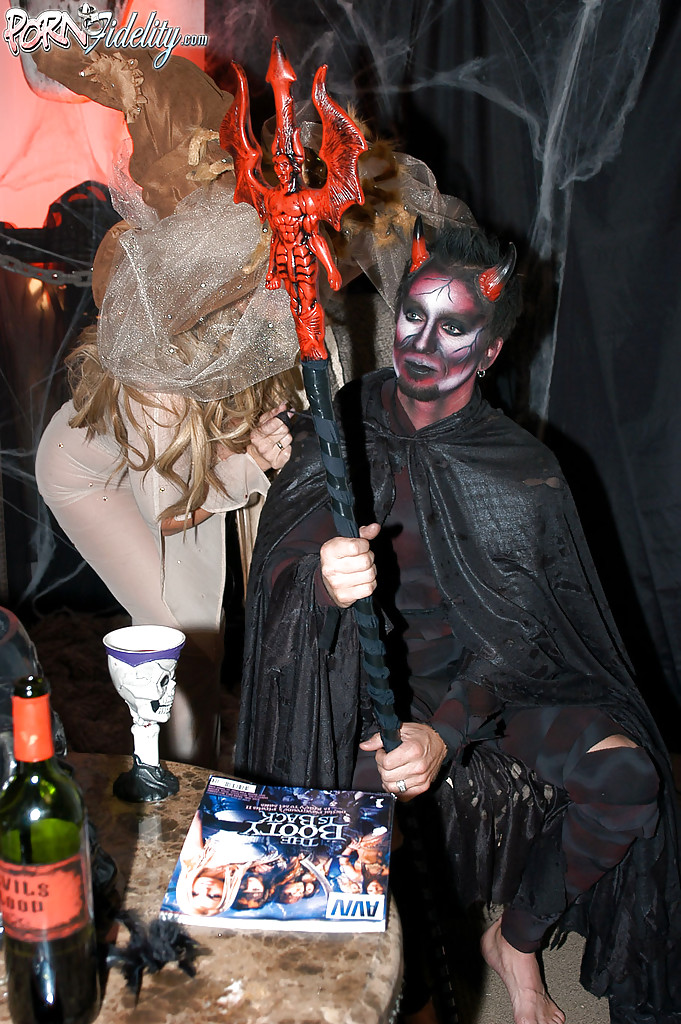 Секс втроём с двумя зрелыми ведьмочками во время Хеллоуина