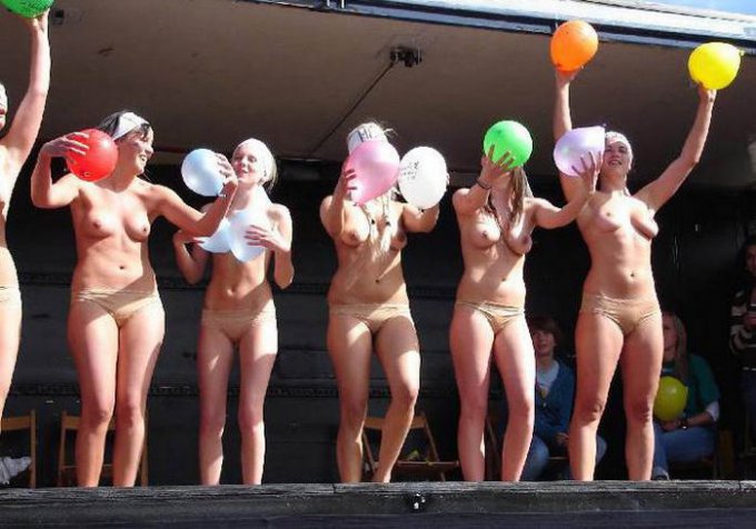 Пьяные девки на тусовках демонстрируют голенькие тела