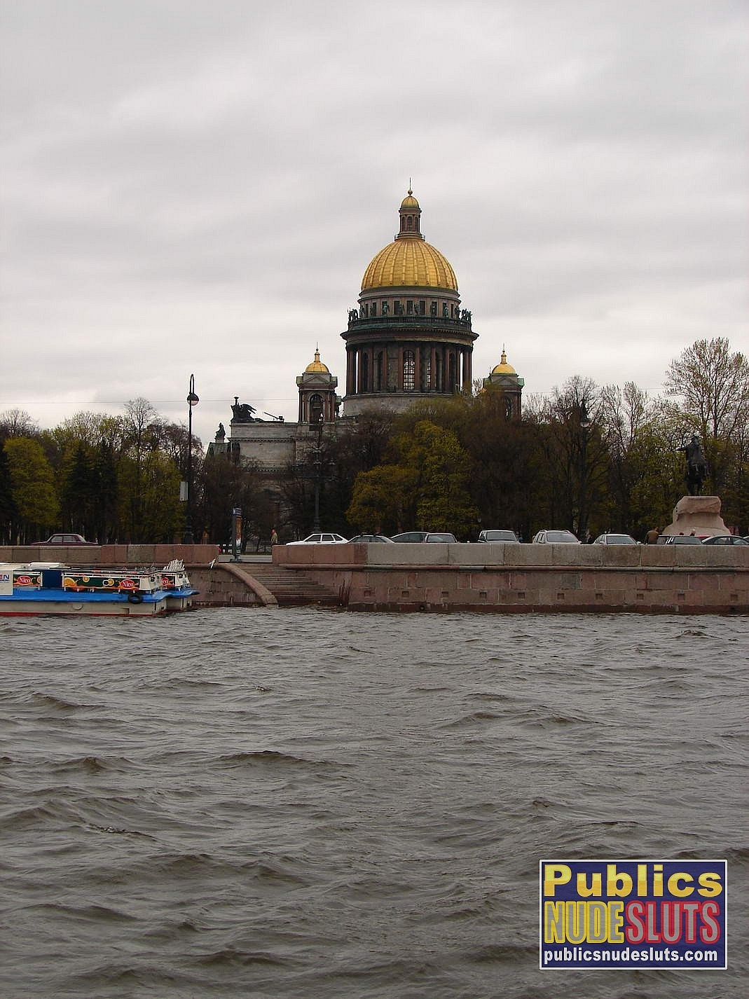 Девушка плавает на теплоходе в Санкт-Петербурге и при этом показывает полностью обнаженное тело