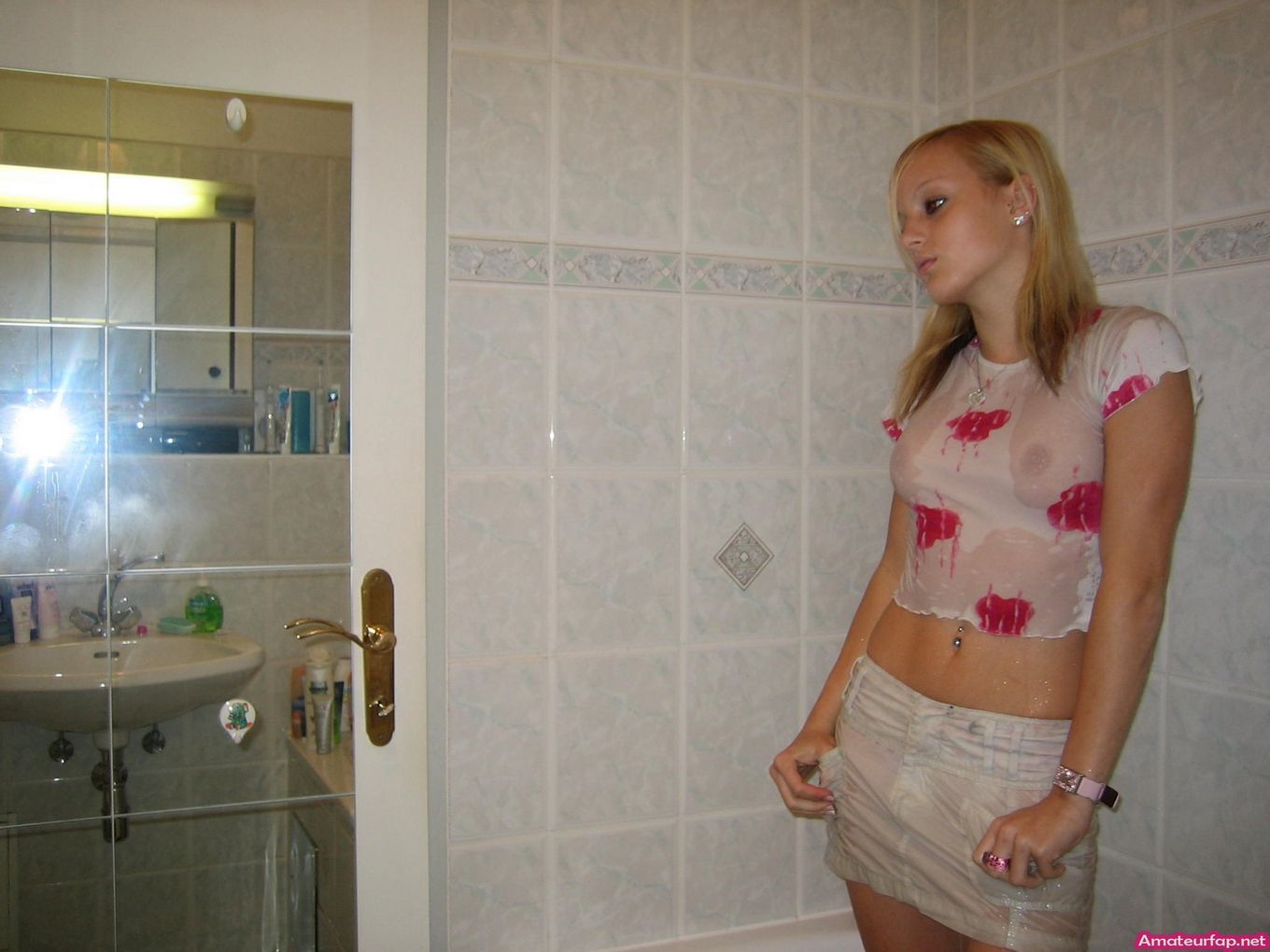 18-летняя немка Дженни обнажает титьки в ванне