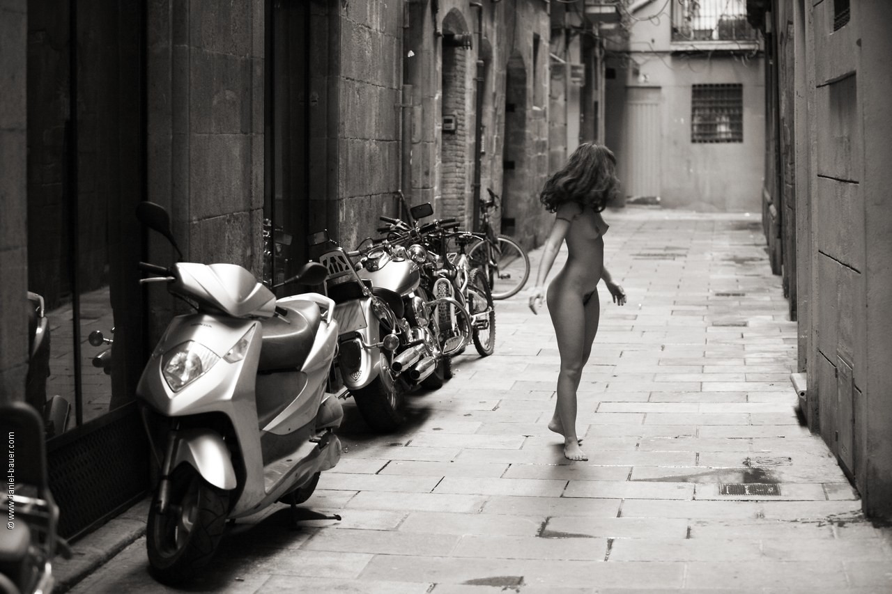 Сюзана ходит голая по улицам Барселоны