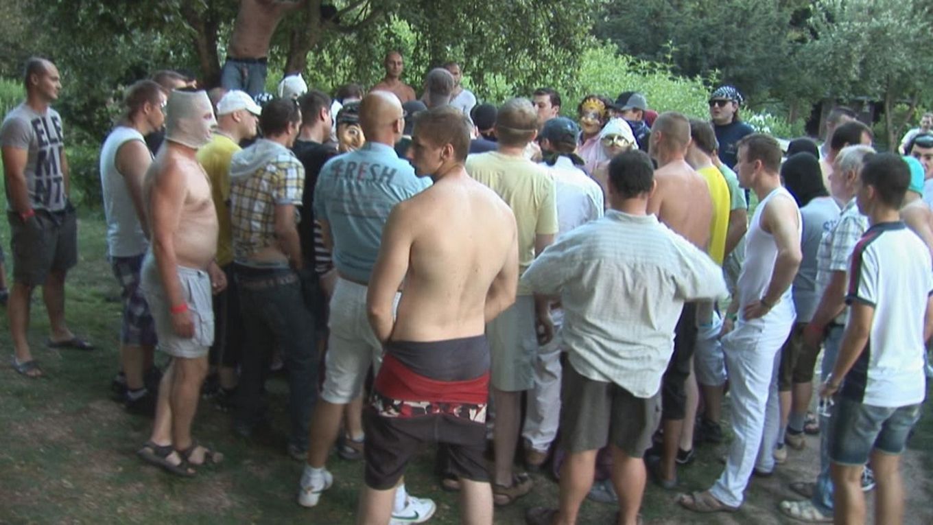В чешской оргии самые развратные телочки принимают на себя целую толпу мужчин с возбужденными членами