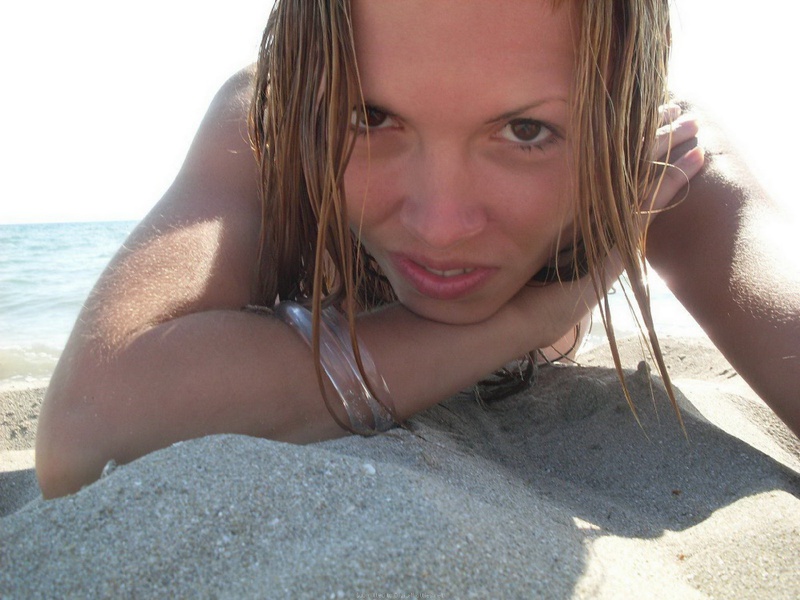 Смотреть Девки отдыхают песке онлайн