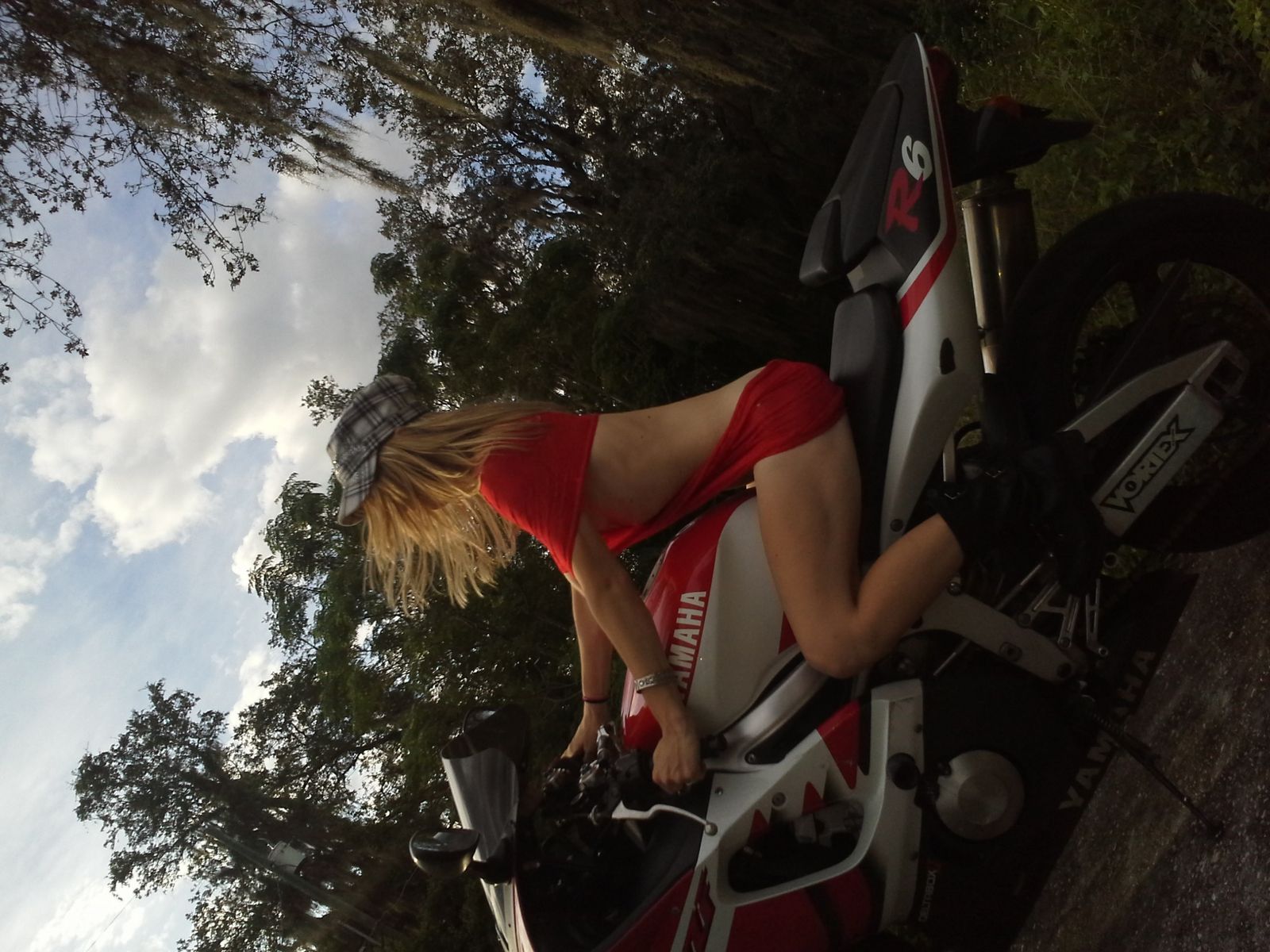 Плоская Джейн сидит раздетая на мотоцикле
