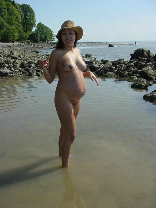Беременная на пляже
