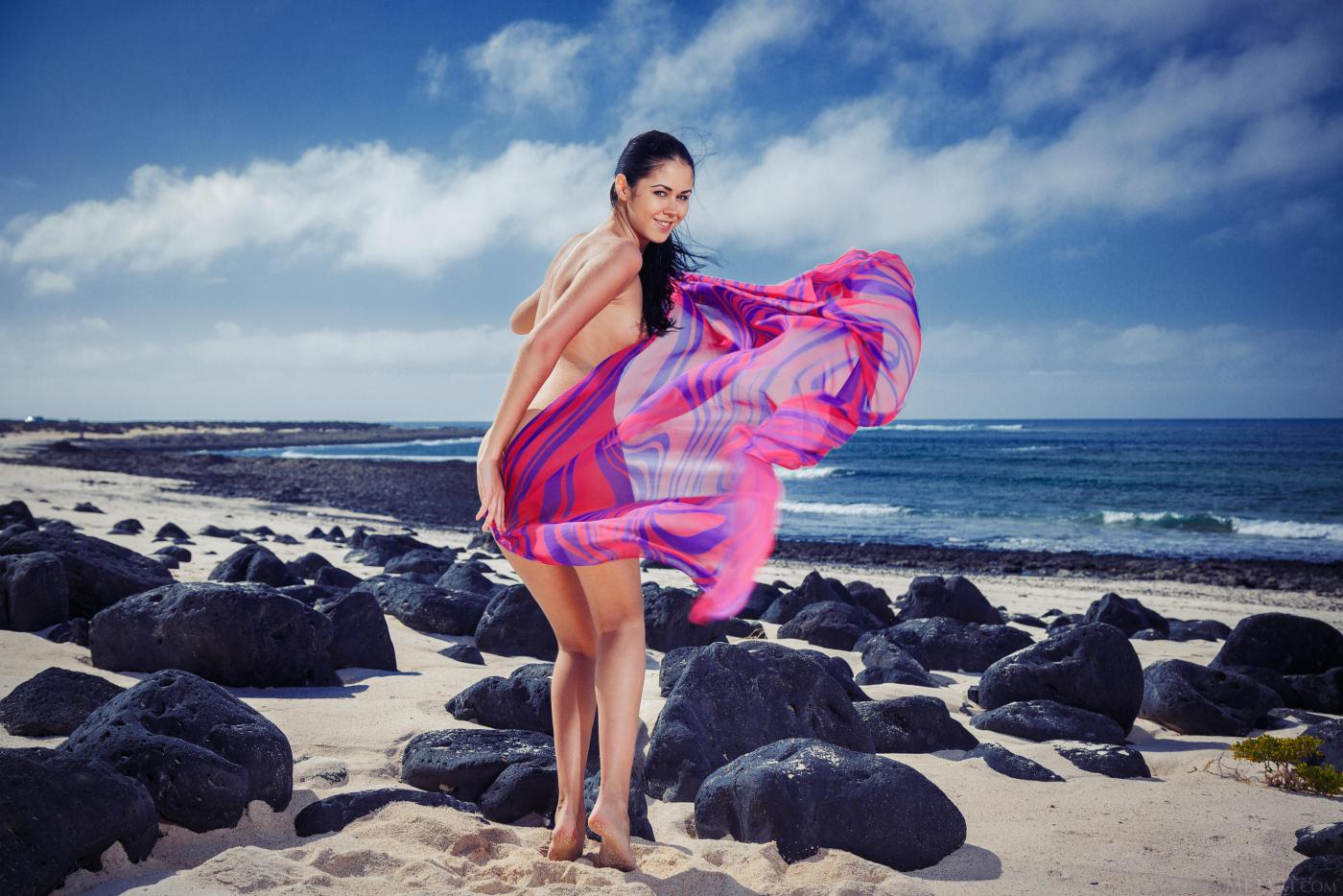 Дикая и роскошная брюнетка Macy B позирует на природе и показывает свое тело на пляже