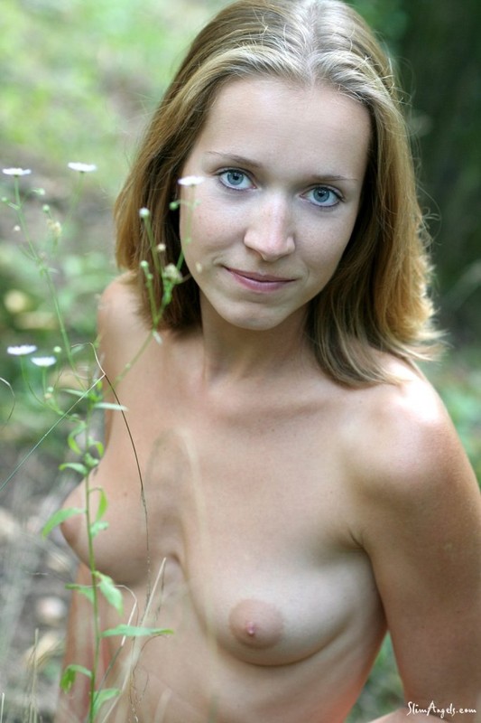 Русская деваха с серыми глазами обнажается на лавке на природе