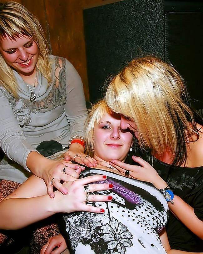 Пьяная и голая вечеринка с похотливыми леди порно фото