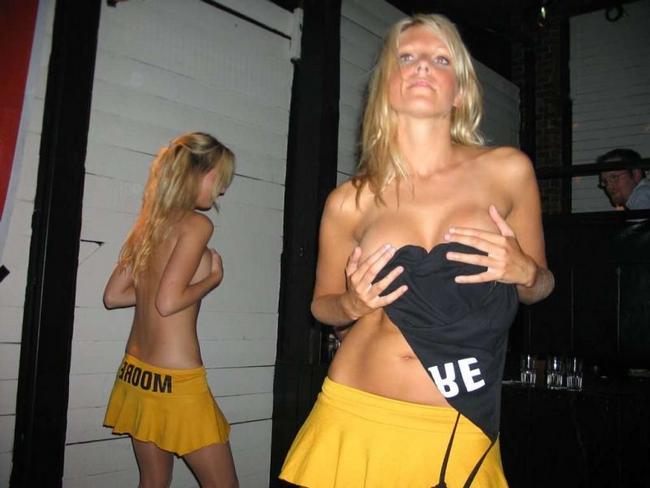 В клубе пьяные девушки с голыми сиськами порно фото