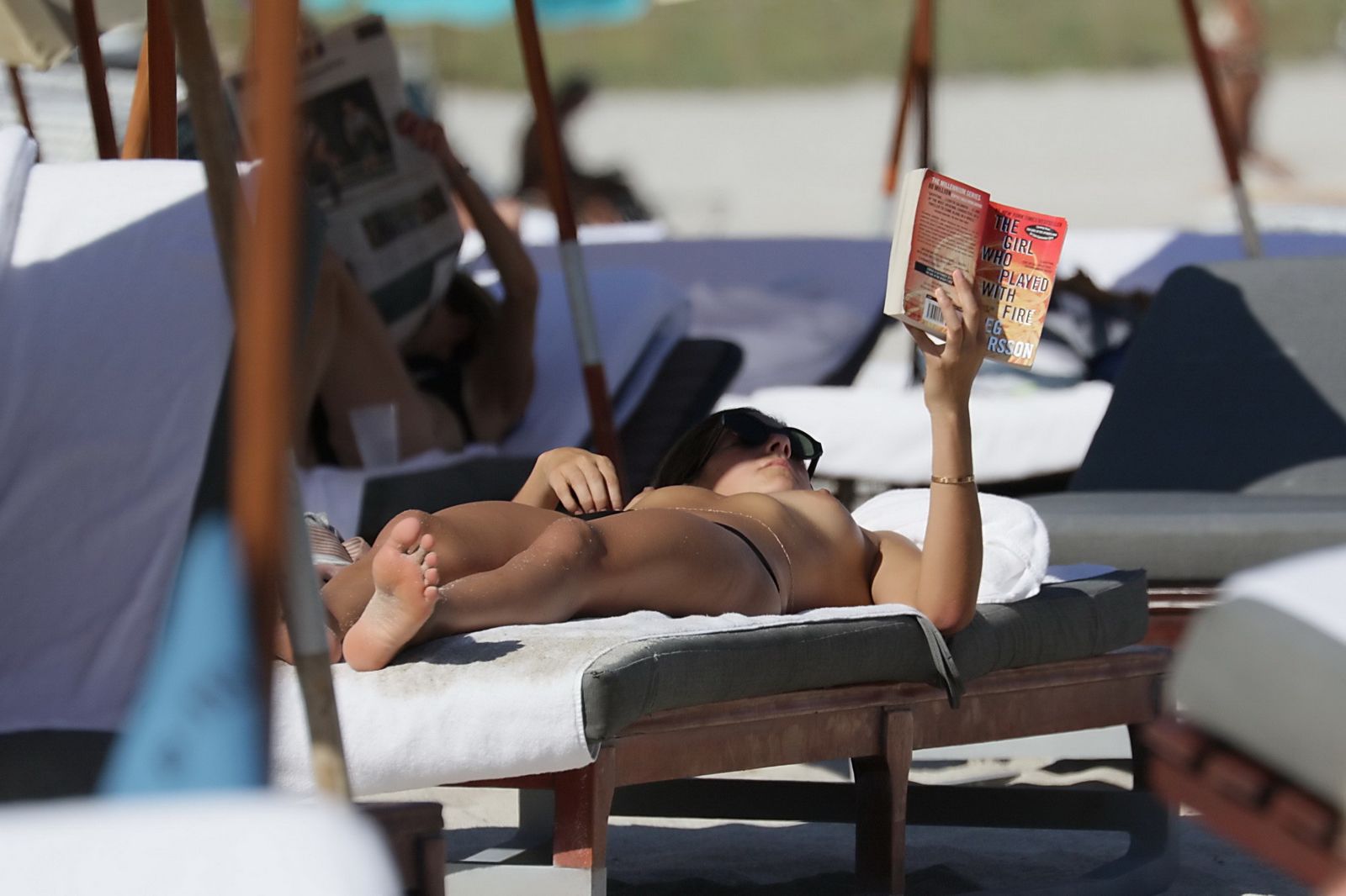 Люси Арагон показывает свое тело на пляже, а под лучами палящего солнца она решает оказаться без лифа