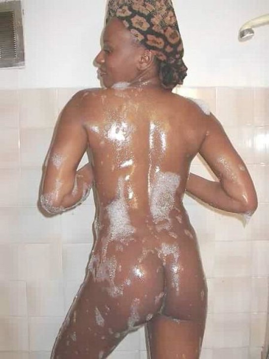 Негритянка с громадными сосочками принимает душ